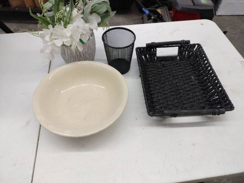 lot 20764 image: Lot of Miscellaneous Decorative Items