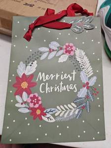 lot 20695 image: Kroger Holiday Home Wreath Gift Bags - 24 Ct