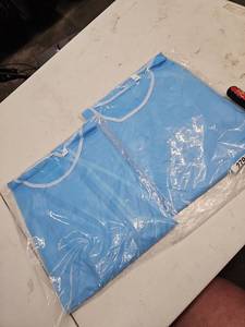 lot 20707 image: Set of 2 Disposable Gowns - XXL
