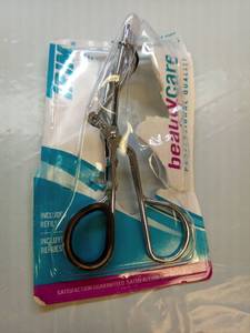 lot 139 image: Eyelash Curler with Refill Pads - Retail $8