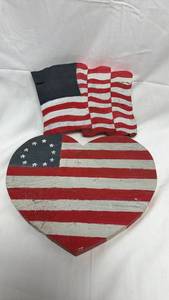 lot 29 image: Wooden American Flag Heart Home Decor
