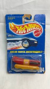 lot 52 image: Hot Wheels Oscar Mayer Wienermobile Die-Cast Car #204