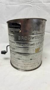 lot 81 image: Bromwells 5-Cup Flour Sifter with Hand Crank