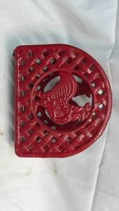 lot 149 image: Red Cast Iron Rooster Napkin Holder