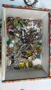 lot 164 image: Mixed Costume Jewelry