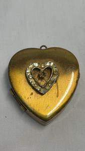 lot 222 image: Gold Tone Heart Shaped Photo Locket Musical Pendant