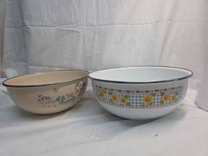 lot 246 image: Enamelware Mixing Bowls Set with Country Village and Sunflower Designs