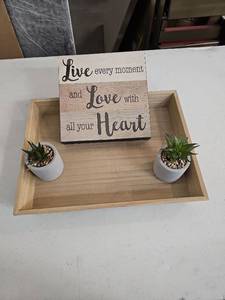 lot 57992 image: Lot of Miscellaneous Home Decor