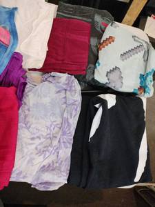 lot 58028 image: Tote of Miscellaneous Blankets and Sheets