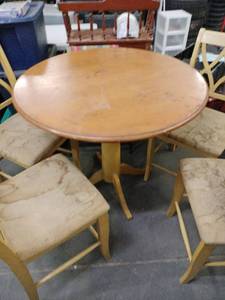 lot 58040 image: Round Wood Pedestal Dining Table and 4 Chairs Set