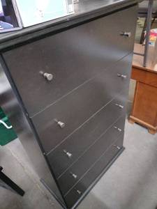 lot 58066 image: 5 Drawer Upright Dresser Chest