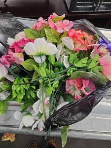 lot 58123 image: Miscellaneous Decorative Faux Flowers