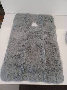 lot 11450 image: 22x34 Gray Shag Rug with Non-Slip Backing