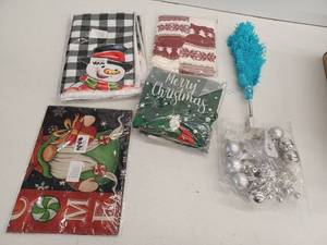 lot 11573 image: Miscellaneous Christmas Decor