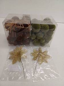 lot 11583 image: Miscellaneous Christmas Decor Lot