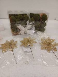 lot 11597 image: Holiday Christmas Decoration Lot