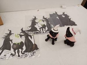 lot 11599 image: Halloween Decor Lot