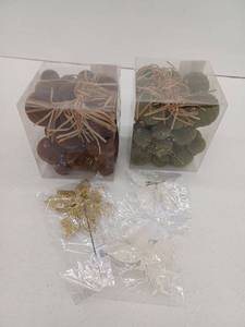lot 11617 image: Miscellaneous Christmas Decor Lot
