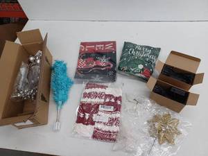 lot 11627 image: Miscellaneous Christmas Decor Lot