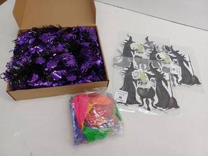 lot 11631 image: Miscellaneous Halloween Decor Lot