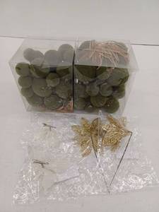 lot 11634 image: Miscellaneous Christmas Decor Lot