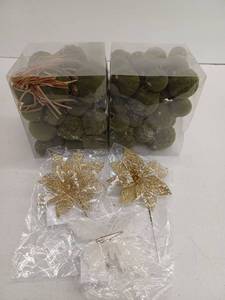 lot 11638 image: Miscellaneous Christmas Decor Lot