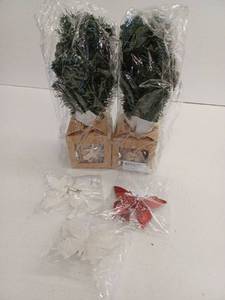 lot 11640 image: Miscellaneous Christmas Decor Lot