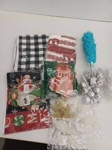 lot 11648 image: Miscellaneous Christmas Decor Lot