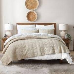 lot 19476 image: 100% Cotton Twin Quilt Set