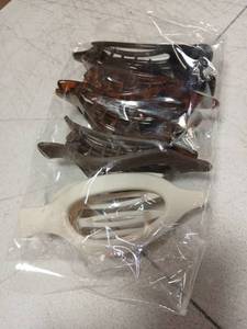 lot 41541 image: Assorted Hair Clips and Barrettes Set - Retail $5