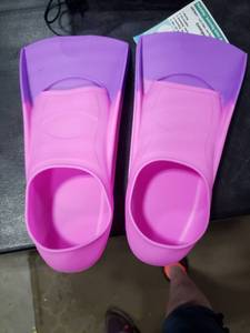 lot 7125 image: Pink Swimming Fins Size S
