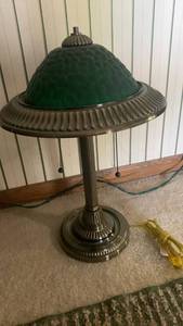 lot 1107 image: Bankers Table Lamp with Green Glass Shade (missing top screw) 20 inches tall