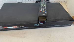 lot 2140 image: Samsung Smart Blu-ray Player with Apps and remote