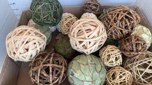 lot 2148 image: Decorative Natural Woven Balls Set