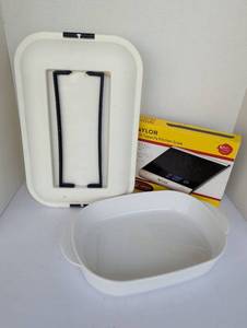 lot 2203 image: Digital Kitchen Scale with White cupcake Storage Container and Corning casserole dish