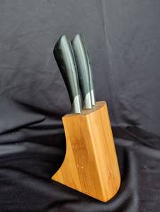 lot 2209 image: Oneida Kitchen Knife Set with Bamboo Block