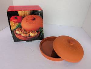 lot 2210 image: Terracotta Original garlic baker
