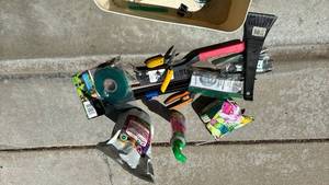 lot 2317 image: Garden and hand tool assortment