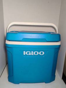 lot 2360 image: Igloo Quantum Blue Cooler