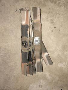lot 2365 image: Lawn Mower Blades 17.5 in