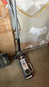 lot 2401 image: Pittsburgh Racing 1.5 Ton Floor Jack RapidPump