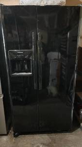 lot 2407 image: Fridgidaire side by side Freezer Refrigerator - 69 x 36 x 31