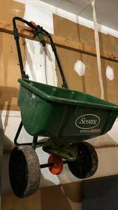 lot 2413 image: Scotts Speedy Green 3000 Broadcast Spreader