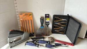 lot 3004 image: Mixed Hand Tool and Hardware Lot