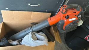 lot 3025 image: Husqvarna 125BVX Handheld Leaf Blower with accessories