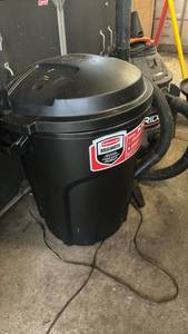 lot 3026 image: Rubbermaid Roughneck barrel with lid