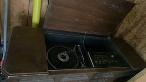 lot 3116 image: Vintage General Electric Console Stereo System with Turntable and Radio