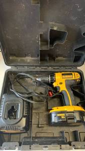 lot 3223 image: DeWalt 18V Cordless Drill Kit with Battery and Charger