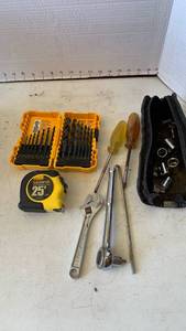 lot 3239 image: Sockets, drill bits and screw drivers