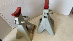 lot 3247 image: 2 ton jack stands